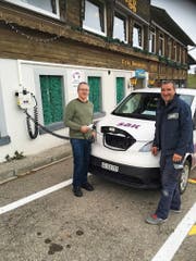 «Hulftegg»-Gastgeber Andreas Kalberer (links) und Andreas Aebli, Monteur bei der SAK, vor der neu installierten Ladestation für Elektroautos. (Bild: PD)