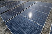 Sie produziert bereits erneuerbare Energie: Die Photovoltaikanlage auf dem Dach des Viva Luzern Altersheim im Dreilinden, Luzern. (Bild: Boris Bürgisser, 8. Juni 2018)
