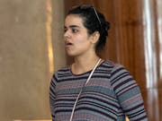 Rahaf Mohammed Alqunun ist auf dem Weg von Thailand nach Kanada. Das Land hat ihr Asyl gewährt. die junge Saudi-Araberin ist auf der Flucht vor ihrer Familie. (Bild: KEYSTONE/AP/SAKCHAI LALIT)
