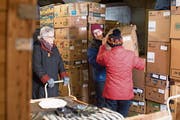 Rita Regez (Mitte), Hanny Carlen (links) und Rita Schleiss sorgen für Ordnung im Lager. (Bild: Maria Schmid (Cham, 11. Januar 2019))