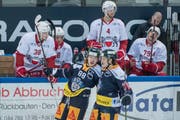 Sven Senteler, links, und Yannick Zehnder, rechts, von Zug feiern das zum 1:0 beim Spiel gegen Lausanne. (Bild: KEYSTONE/Urs Flueeler)