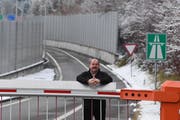 Felix Müri vor der Autobahneinfahrt Emmen Nord Richtung Basel. Bild: Nadia Schärli (11. Januar 2018)