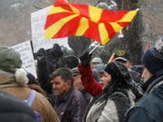 Die Gegner des Namenswechsels für ihr Land haben sich nicht durchgesetzt. Das Parlament hiess den neuen Landesnamen Nord-Mazedonien mit der nötigen Zweidrittelsmehrheit gut. (Bild: KEYSTONE/AP/BORIS GRDANOSKI)