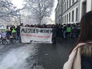 Nach der grossen Pause haben sich die Schülerinnen und Schüler im St.Galler Kantipark versammelt. (Bild: Luca Ghiselli)