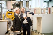 Albert Herzog und Sohn Marc Herzog begutachten ein eben fertiggestelltes Küchenmöbel. (Bild: Reto Martin)
