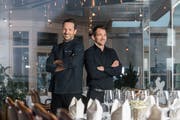 Patrick Sommer (links) – hier mit Restaurantleiter Christian Berger – im Restaurant Goldener Wagen. (Bild: Eveline Beerkircher (Oberkirch, 10. Januar 2019))