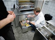 Lebensmittelkontrolleur Matthias Foerster nimmt Proben, kontrolliert Etikettierungen und prüft die Sauberkeit der Lagerregale. (Bild: Stefan Kaiser (Zug, 9. Januar 2018))