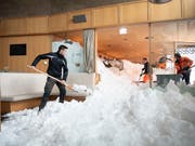 Die Schneemassen drangen durch die geborstenen Fenster ins Hotel-Restaurant ein und türmten sich bis an die Decke. (Bild: KEYSTONE/GIAN EHRENZELLER)
