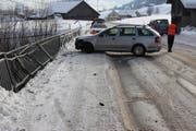 Am Freitagvormittag kam eine 41-jährige Frau mit ihrem Wagen vor der Kaubachbrücke ins Schleudern. Dabei entstand hoher Sachschaden. (Bild: Kapo AI)