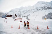 Auf der Passhöhe haben Rettungskräfte den Zugang zur Schwägalp abgesperrt. (Bild: Keystone/Gian Ehrenzeller)