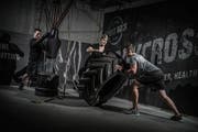 Die Leiterin des Sport Rock Fitness Ursi Felder beim «Bodycross»-Training mit Kursteilnehmern. (Bild: Pius Amrein (Willisau, 11. Januar 2019))