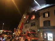 Feuerwehrleute im Einsatz im waadtländischen Oron. Ein betagter Mann kam beim Hausbrand ums Leben. (Bild: Kantonspolizei Waadt)