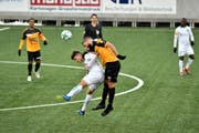 Der junge St.Galler Angelo Campos im Kopfballduell mit einem Schaffhauser. (Bild: Manuel Nagel)