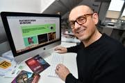 Donato Saragoni von der Programmgruppe surft auf der neuen Webseite des Kulturforums. (Bild: Manuel Nagel)