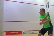 Ball und Gegner im Griff: Pasquale Ruzicka gewinnt im achten NLA-Spiel dieser Saison sein siebtes Match. (Bild: Robert Kucera)