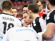 Michael Suter gibt seinen Spielern Anweisungen (Bild: KEYSTONE/ENNIO LEANZA)