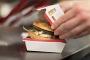 Schnellimbiss-Ketten wie Mc Donald's gehören zu den grössten Abnehmern von Schweizer Kuhfleisch. (Bild: Gaetan Bally/Keystone)
