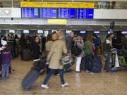Passagiere in Genf-Cointrin: Das Serviceunternehmen ISS Facility Services hat in einem Rechtsstreit mit dem Flughafen einen Teilsieg errungen. (Bild: Keystone/SALVATORE DI NOLFI)