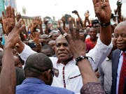 Oppositionskandidat Martin Fayulu, hier mit Anhängern in Kinshasa, will das Ergebnis der Wahlen in der Demokratischen Republik Kongo anfechten. (Bild: KEYSTONE/AP/JEROME DELAY)