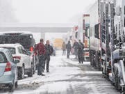 Autobahn A8 in Deutschland: Zahlreiche Menschen mussten etwa wegen quer stehender Lastwagen die Nacht auf Freitag auf der Autobahn verbringen. (Bild: KEYSTONE/EPA/LUKAS BARTH-TUTTAS)