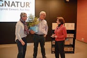 Rösli und Sepp Brunner erhalten von der FDP-Ortspartei die diesjährige «Waldstätter Tanne» überreicht. (Bild: Karin Erni)