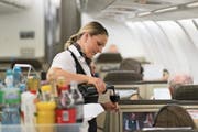 Service in der Businessclass auf einem Swiss-Langstreckenflug beinhaltet auch alkoholische Getränke. Bild: Christian Beutler/KEY (29. April 2013)
