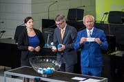 Auslosung der Listennummer für die Wahlen 2019 im Kantonsratssaal in Luzern. Justizdirektor Paul Winiker (blauer Anzug) nahm die Auslosung vor. (Bild: Pius Amrein (Luzern, 27. August 2018))