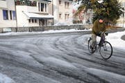Um die Kurve mit dem Velo kann auf Weinfeldens Strassen gefährlich sein. Der Winterdienst salzt nur die Hauptstrassen. (Bild: Sabrina Bächi)