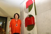Mit Acrylglas «Schattenspiele» gestaltet: Sonja Schmid erstellt Werke, die sich je nach Tageszeit oder Sonnenstand ändern. (Bild: Christof Lampart)