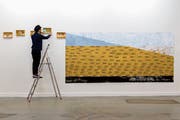 Kurator Michael Sutter hängt in der Kunsthalle Luzern die mit Leinwänden bezogenen Imkerkästchen von Olga Zimmelova auf. (Bild: Eveline Beerkircher (Luzern, 10. Januar 2019))