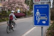Auf der Velostrasse – hier auf der Luzerner Taubenhausstrasse – sollen Velos möglichst ungehindert fahren können. (Bild: Dominik Wunderli, 9. April 2018)