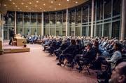 Behördenmitglieder und Vertreter der regionalen Wirtschaft hören im Lilienberg Nationalrat Hansjörg Brunner zu. (Bild: Andrea Stalder)