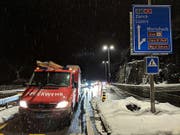Die Brunner Feuerwehr leitet den Verkehr beim Wolfsprung um. (Bild: Geri Holdener/ Bote der Urschweiz)