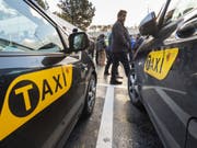 Aus Ärger gegen illegale Konkurrenz aus dem Ausland besetzten Taxifahrer die Standplätze am Flughafen Genf. Den Behörden warfen sie Nachlässigkeit vor. (Bild: Keystone/MARTIAL TREZZINI)