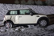 Das Fahrzeug, das auf dem Bahntrassee zum Stillstand kam. (Bild: Luzerner Polizei, 10. Januar 2019)
