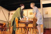 Das Heu nicht auf der gleichen Bühne: Wilma Geierling (Manuela Küttel) links und Jolanda Geierling (Margrit Gisler) rechts. (Bild: Robi Kuster)