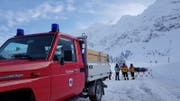 Die Rettungskräfte suchen weiter nach möglichen Opfern. (Bild: TVO/Tobias Lenherr)