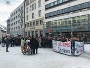 Die streikenden Schülerinnen und Schüler auf dem St.Galler Marktplatz. (Bild: Luca Ghiselli, 11. Januar 2019)