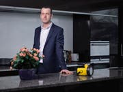 Carl Vevle in seiner Wohnung in Oberägeri. Der Familienvater wurde wegen Verdacht auf Drogenhandel festgenommen und inhaftiert. (Bild: Stefan Kaiser (Zug, 04. Januar 2019))