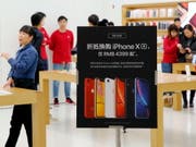 Nachdem die Apple-Verkäufe in China unter Druck geraten sind, haben verschiedene Elektronikhändler die Preise für das neue iPhone-Modell gesenkt, (Bild: KEYSTONE/EPA/WU HONG)