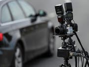 Ein irischer Autofahrer war auf einer Strasse zwischen Prangins VD und Gland VD 88km/h zu schnell unterwegs (Symbolbild). (Bild: KEYSTONE/JEAN-CHRISTOPHE BOTT)
