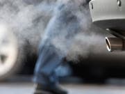 Europäische Neuwagen verbrauchen weiterhin viel mehr Sprit als von den Herstellern angegeben - im Schnitt betragen die Mehrausgaben für die Autofahrer rund 400 Euro pro Jahr. (Bild: KEYSTONE/GAETAN BALLY)