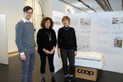 Präsentierten das neue Schulhausprojekt: Beat Loosli, Architekt, Pascale Sigg, Gemeinderätin Ressort Bau, und Ursula von Burg-Hess, Gemeinderätin Ressort Bildung und Kultur. (Bild: Astrid Zysset)