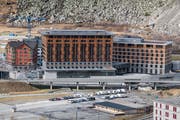 Erhalten Gesellschaft: In Andermatt ist ein Aparthotel geplant. Hier das Swiss Alps Resort mit dem Hotel Radisson Blu im Vordergrund. (Bild: Luzerner Zeitung, 8. November 2018)