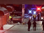 Beim Unfall wurde beim Doppeldecker-Bus ein grosser Teil der oberen Busetage abgerissen. (Bild: KEYSTONE/AP The Canadian Press/JUSTIN TANG)