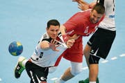 Der Schweizer Jonas Schelker (links, hier gegen den Polen Kamil Syprzak) erzielte am Samstag zwei Tore. (Bild: Walter Bieri/Keystone (Zug))