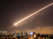 Explosionen bei Damaskus: Die syrische Luftabwehr schoss am Freitagabend gegen «feindliche Zeile». (Bild: KEYSTONE/AP/HASSAN AMMAR)