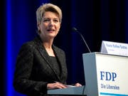 Bundesrätin Karin Keller-Sutter wirbt an der Delegiertenversammlung der FDP in Biel für das verschärfte Waffenrecht. (Bild: KEYSTONE/ANTHONY ANEX)