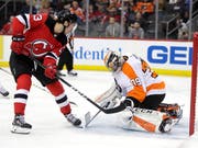 Nico Hischier bezwingt Philadelphias Torhüter Carter Hart zum 2:0 (Bild: KEYSTONE/AP/JULIO CORTEZ)