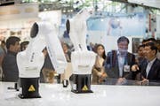 Roboter des deutschen Herstellers Kuka, der von einer chinesischen Firma übernommen wurde. (Bild: Martin Leissl/Bloomberg, München, 21. Juni 2016)